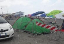 Voltri – Tornano le tende sulla spiaggia, i residenti: dove sono i controlli? tende spiaggia di Voltri