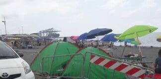 Voltri – Tornano le tende sulla spiaggia, i residenti: dove sono i controlli? tende spiaggia di Voltri