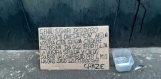 Il migrante che ripulisce ogni giorno via D’Albertis: “Voglio integrarmi onestamente”