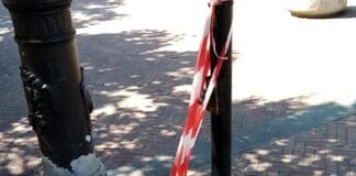 Ignoti vandalizzano i cestini di piazza Romagnosi, rimossi i paletti