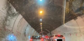 Caos autostrade, incidente sulla A12 coinvolge due auto: code e disagi al traffico coda autostrada galleria