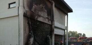 Chiavari – Incendio in un magazzino di via Parma, indagini in corso