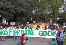 Genova, multati i ragazzi di Fridays for Future, l’ironia dal palco: a maggio si vota Fridays For Future Genova