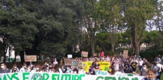 Genova, multati i ragazzi di Fridays for Future, l’ironia dal palco: a maggio si vota Fridays For Future Genova