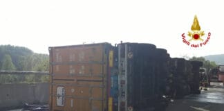Camion si ribalta sulla A7, chiusa l’autostrada tra Ronco Scrivia e Busalla