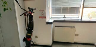 Scappa a 80 all’ora su un monopattino truccato: denunciato