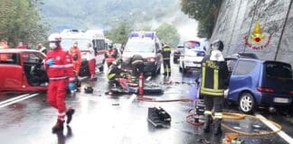 Frontale tra due auto alla galleria delle Ferriere, sei feriti: tre sono gravi – VIDEO