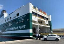 Migranti nascosti in un semirimorchio scoperti nel porto di Savona