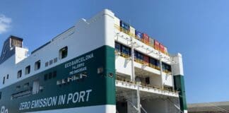 Migranti nascosti in un semirimorchio scoperti nel porto di Savona