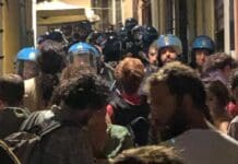 Manifestanti anarchici bloccati nel centro storico manifestazione anarchici piazza Lavagna