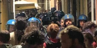 Manifestanti anarchici bloccati nel centro storico manifestazione anarchici piazza Lavagna