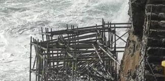 Marinella di Nervi, la mareggiata trascina le impalcature in mare Marinella impalcature in mare mareggiata