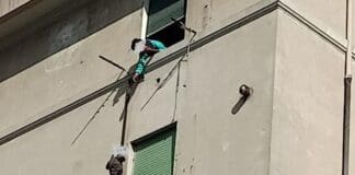 Sampierdarena, si arrampicano per sfida sino al quinto piano, denunciati arrampicata facciata