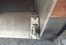Vivono abusivamente in un magazzino rubando energia elettrica: denunciati