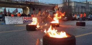 Sciopero generale, corteo dei manifestanti in Sopraelevata porto protesta