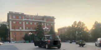 Perde il controllo della vettura e finisce in mezzo a piazza Carignano