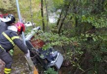 Rapallo, furgone finisce in un dirupo: l’albero frena la caduta