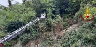 Carasco, vigili del fuoco rimuovono massi pericolanti per il maltempo Vigli fuoco Carasco muraglione