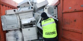 Rifiuti spacciati per effetti personali: maxi operazione nel porto di Pra’