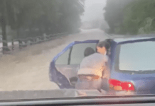 Maltempo in Liguria, il campione di motocross Oddera salva una donna intrappolata in auto – VIDEO