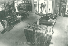 Ruba vestiti in tre negozi, arrestato il 20enne che aveva preso a pietrate gli agenti della Locale