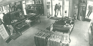 Ruba vestiti in tre negozi, arrestato il 20enne che aveva preso a pietrate gli agenti della Locale