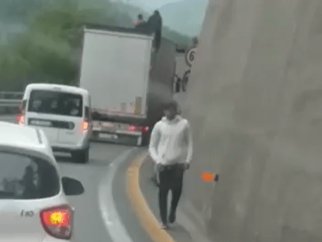 Migranti autostrade scendono camion
