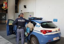 Dà di matto ferisce un poliziotto e danneggia una volante: arrestato