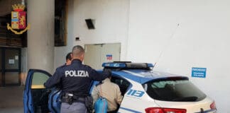 Dà di matto ferisce un poliziotto e danneggia una volante: arrestato
