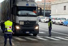 Genova, camion incolonnati in via Pionieri e Aviatori d’Italia a Sestri