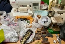 Genova, scovato nei vicoli un laboratorio per abbigliamento con griffe false