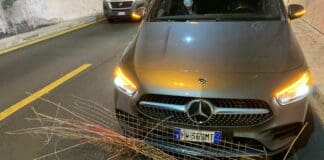 Caos Autostrade, griglia metallica precipita dalla volta della galleria Monte Galletto sulla A7 galleria montegalletto autostrada A7 griglia caduta
