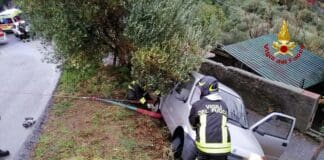 Savona, resta incastrato sotto l’auto finita fuori strada: salvato dai Vigili del Fuoco