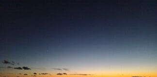 Venere si mostra al tramonto nel cielo di Genova