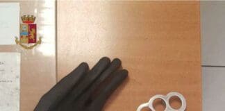 In giro con passamontagna e tirapugni: denunciato 17enne