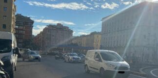 Foce, scontro tra scooter e taxi: ferito un motociclista