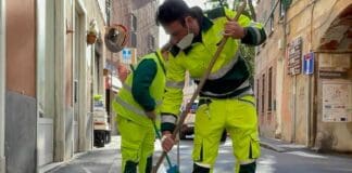 Sciopero degli spazzini e dei servizi ambientali, presidio davanti al Comune spazzini, Amiu