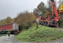 Casella, vigili del fuoco in soccorso di un Tir bloccato in una stradina di campagna casella, camion bloccato