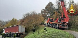 Genova, cerca di evitare le code e resta bloccato con il Tir a Scarpino casella, camion bloccato