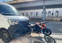 Genova, scontro tra furgone e moto in via Alpini d’Italia