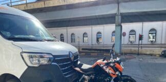 Genova, scontro tra furgone e moto in via Alpini d’Italia