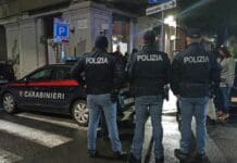 La Spezia, in corso Cavour un locale con 35 persone assembrate polizia-carabinieri insieme