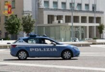 La Spezia, preso 19enne autore di truffe dello specchietto polizia La Spezia piazza Europa