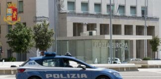 La Spezia, preso 19enne autore di truffe dello specchietto polizia La Spezia piazza Europa