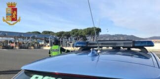 La Spezia, contromano in autostrada, patente ritirata polizia stradale La Spezia