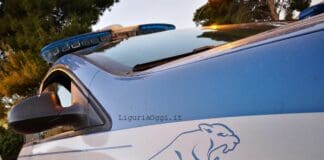 Genova, ruba profumi e sigarette elettroniche e minaccia passanti con il coltello Polizia auto volanti