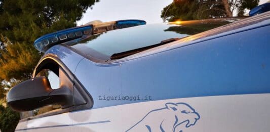 Savona, follia sul bus: coppia di giovanissimi armata di coltello minaccia i controllori Polizia auto volanti