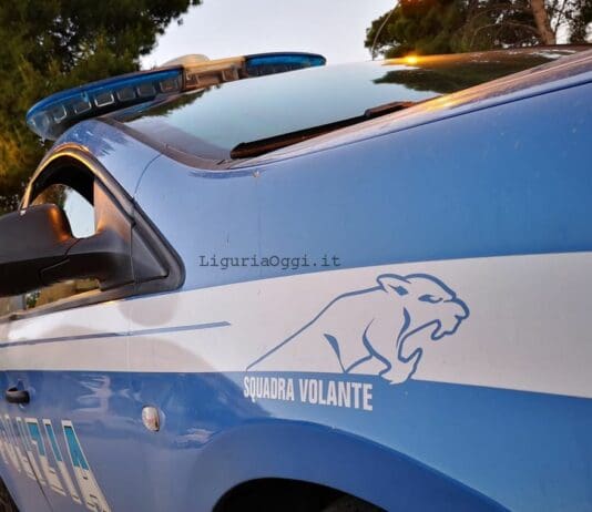 Savona, follia sul bus: coppia di giovanissimi armata di coltello minaccia i controllori Polizia auto volanti