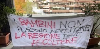 Autismo e neuropsichiatria infantile, botta e risposta sui fondi per sbloccare le liste di attesa protesta genitori disabili regione Liguria
