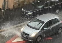 Forte temporale a Genova, strade e sottopassi allagati, tombini ostruiti strade allagate